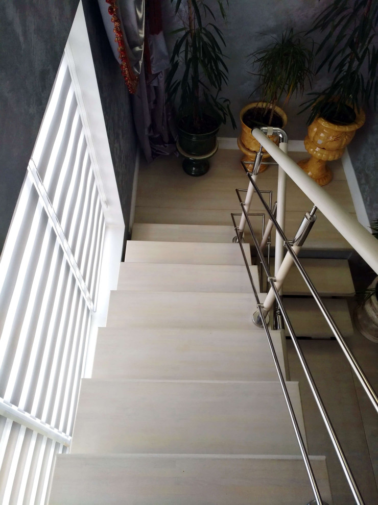 Лестница на двух косоурах, ограждения со вставками