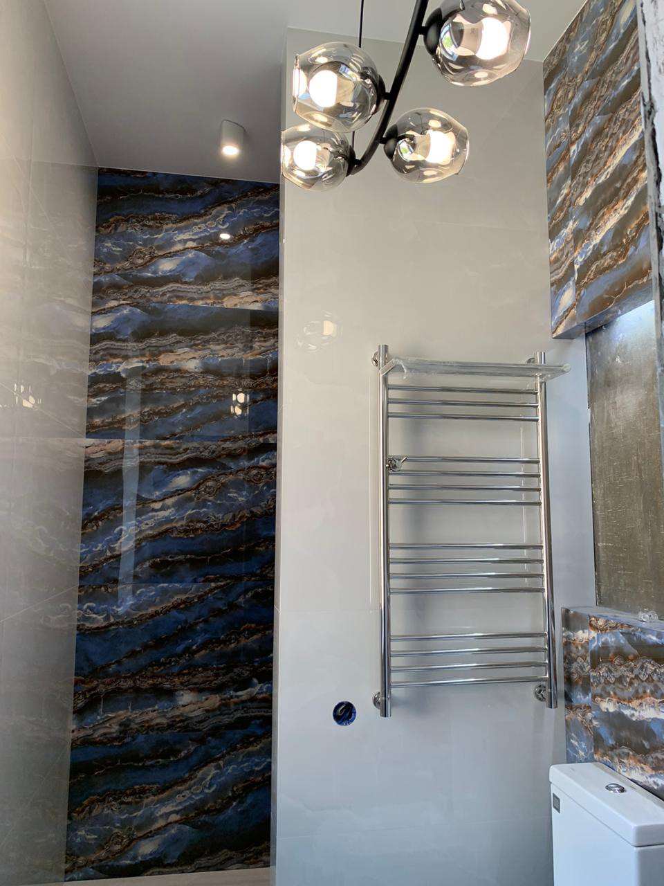 Сан. узел с акцентным керамогранитом