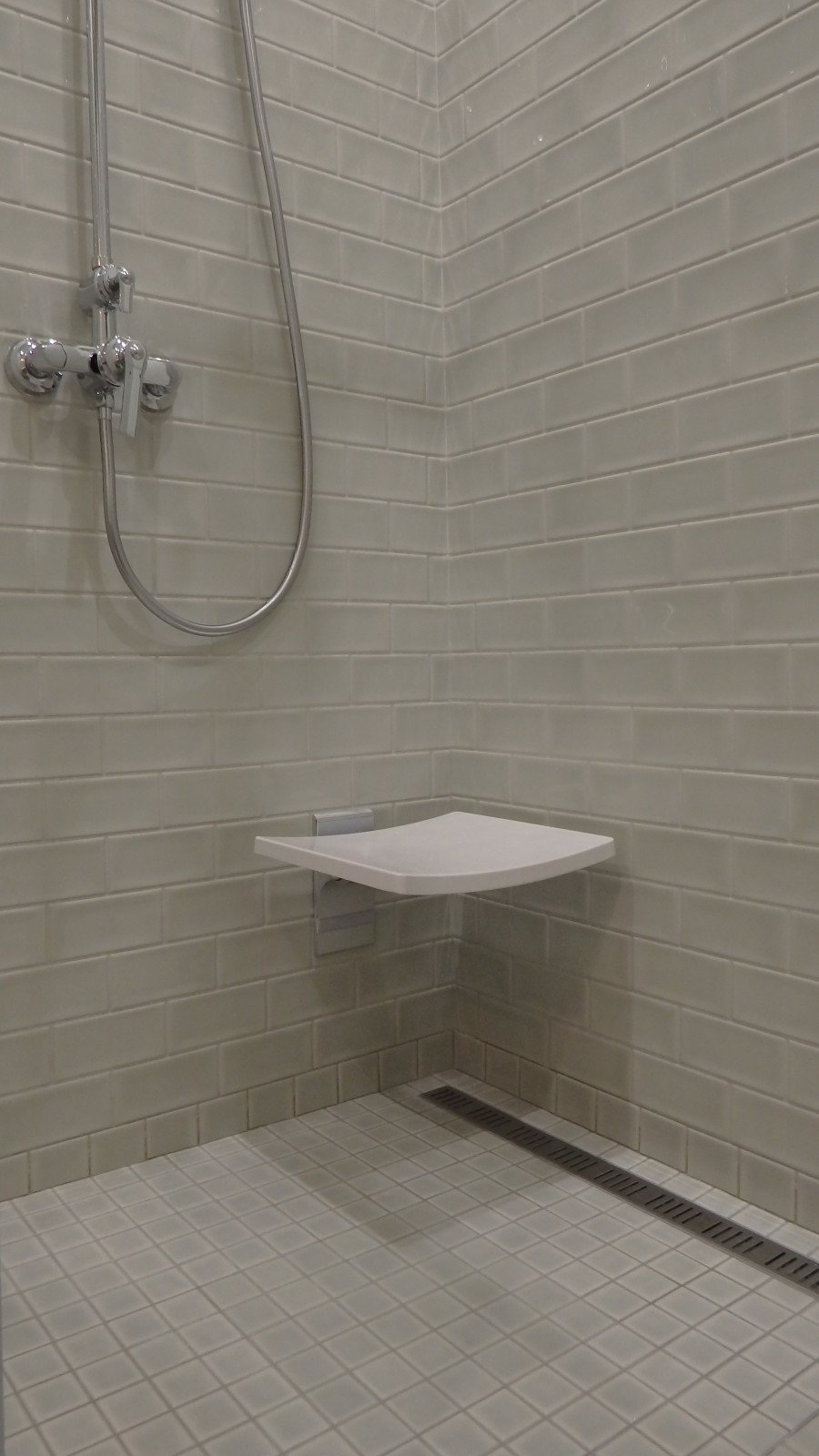 ЖК Вивальди - новый санузел в квартире-студии в новостройке с душевым углом