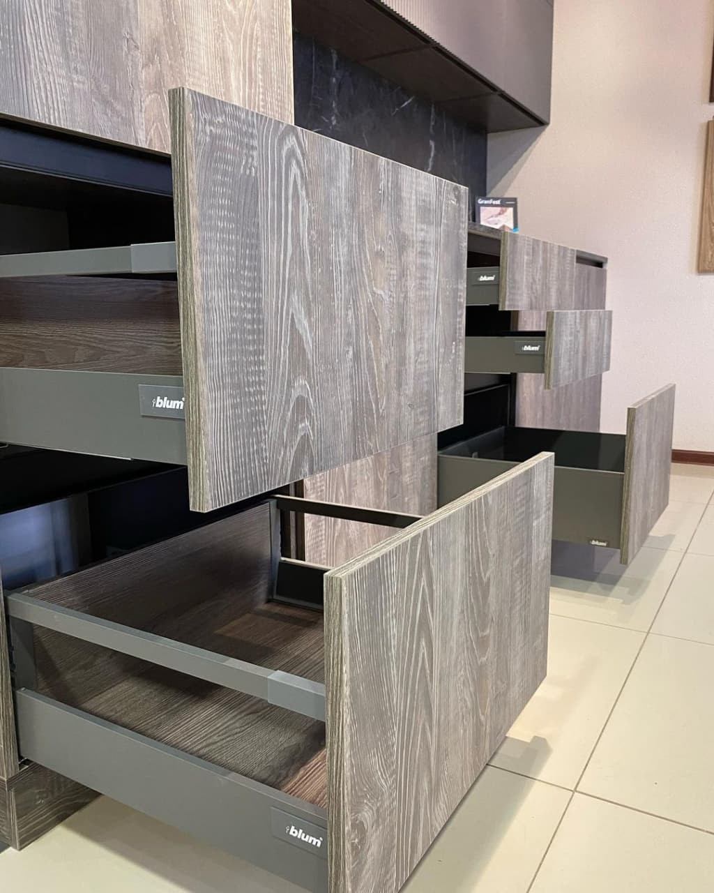 Серая прямая кухня с фасадами в полоску и древесными фасадами из мдф