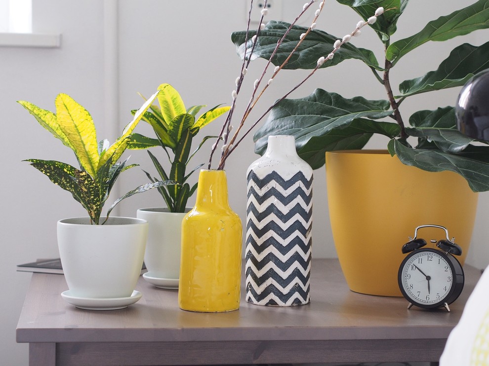 Спальня с желтыми акцентами для молодой пары