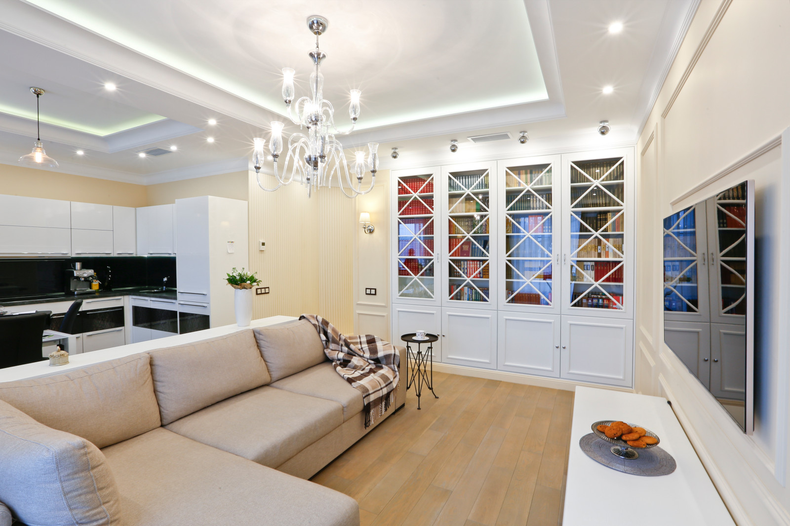 Дизайн потолка в зале