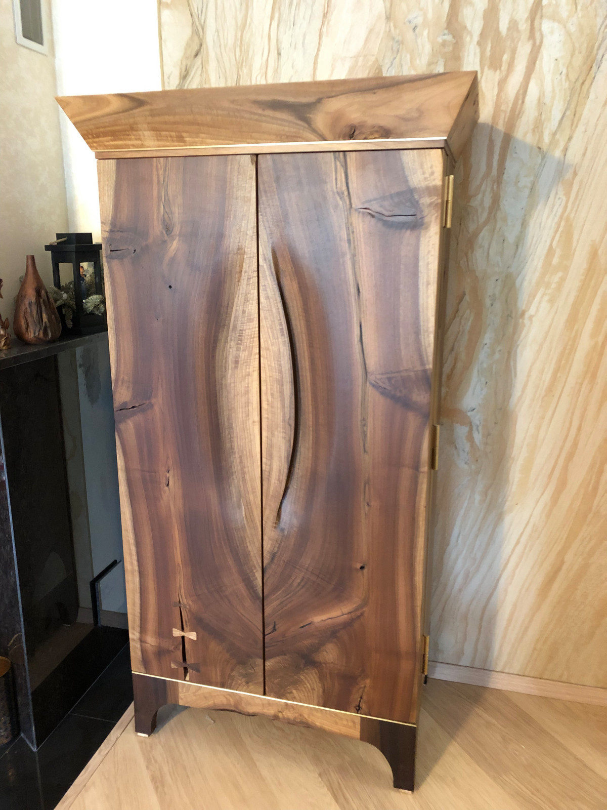 Обложка проекта: Винный шкаф из массива ореха