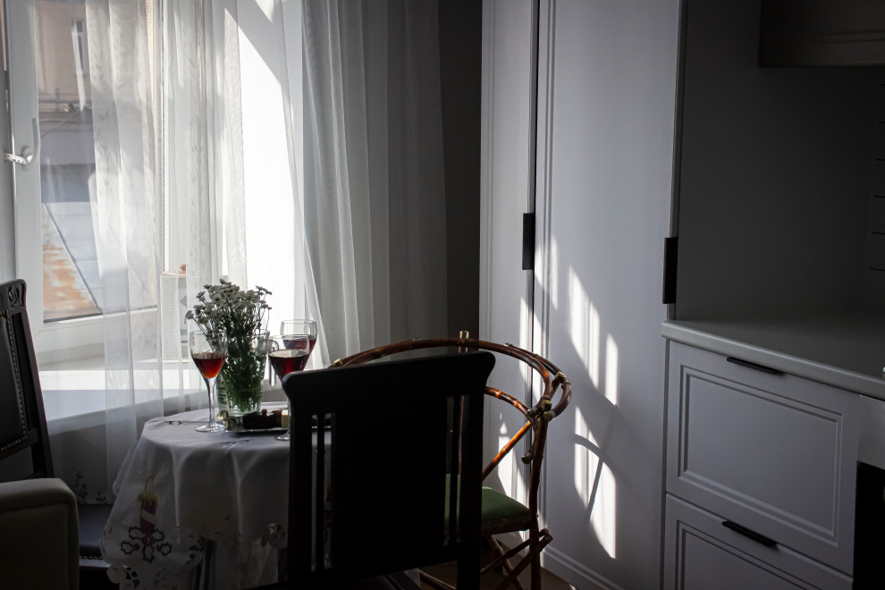 Квартира с антикварной мебелью для театрального критика