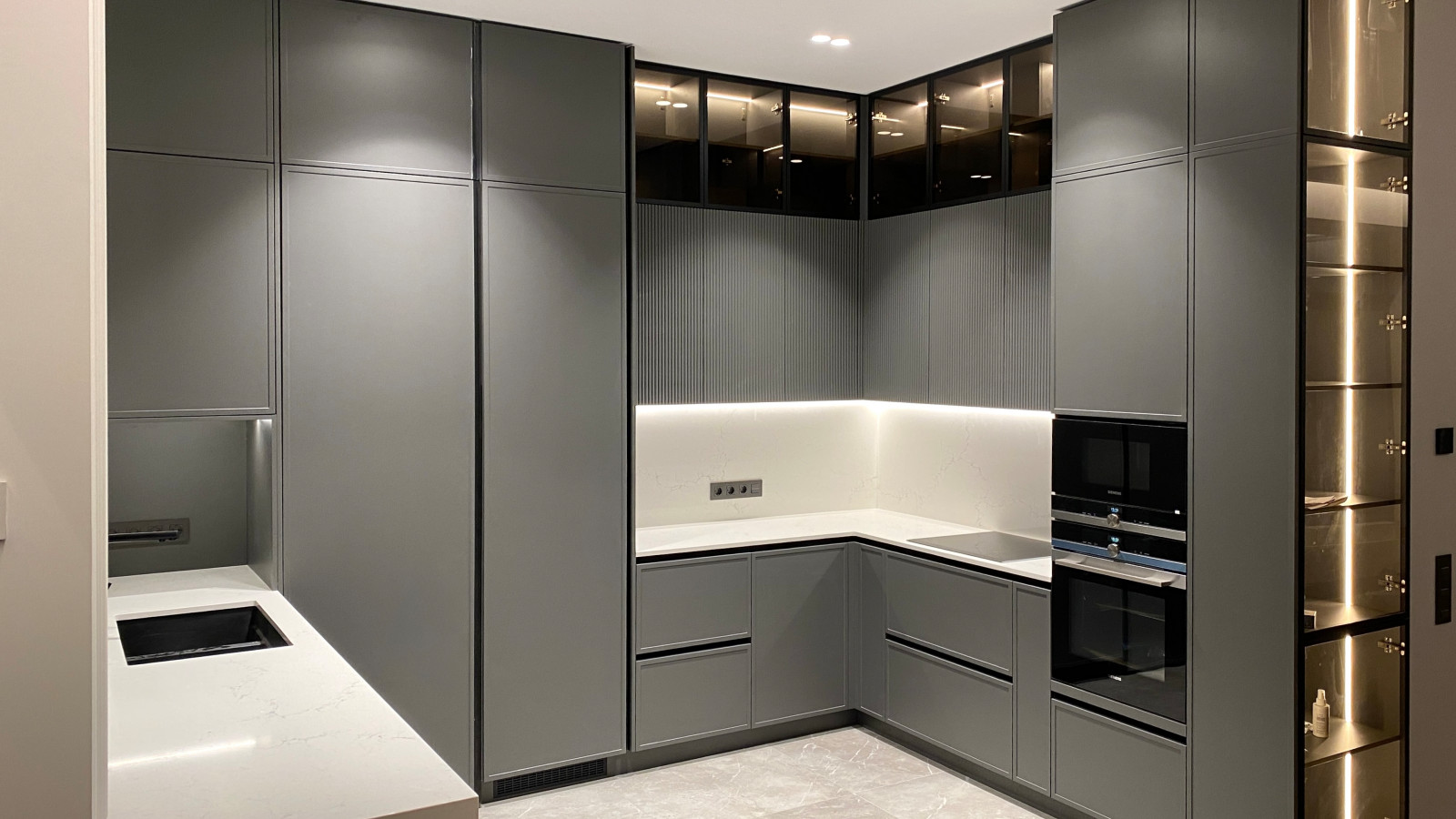 Кухня с кладовой в загородном доме