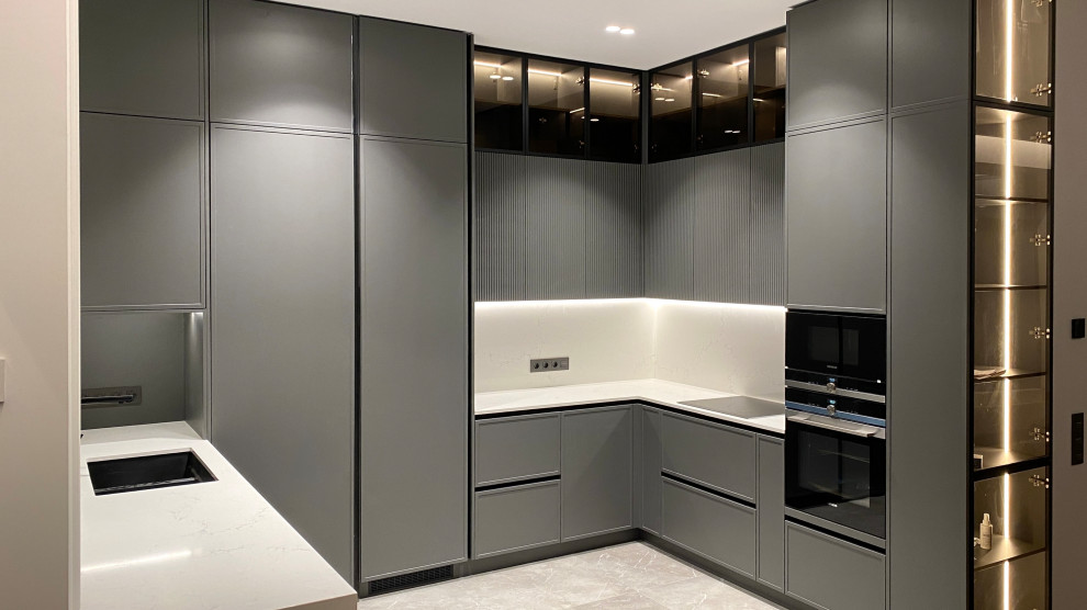 Кухня с кладовой в загородном доме