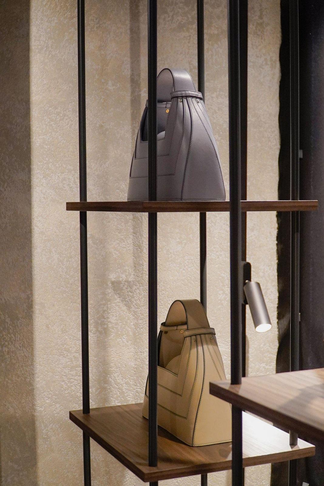 Декоративная штукатурка Арт Бетон в интерьере бутика (коммерческого помещения)