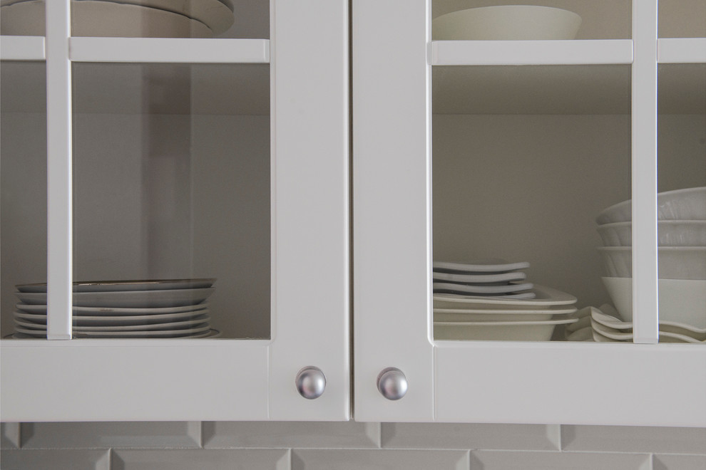 Кухня, декоративные балки и мебель в квартире с современным дизайном