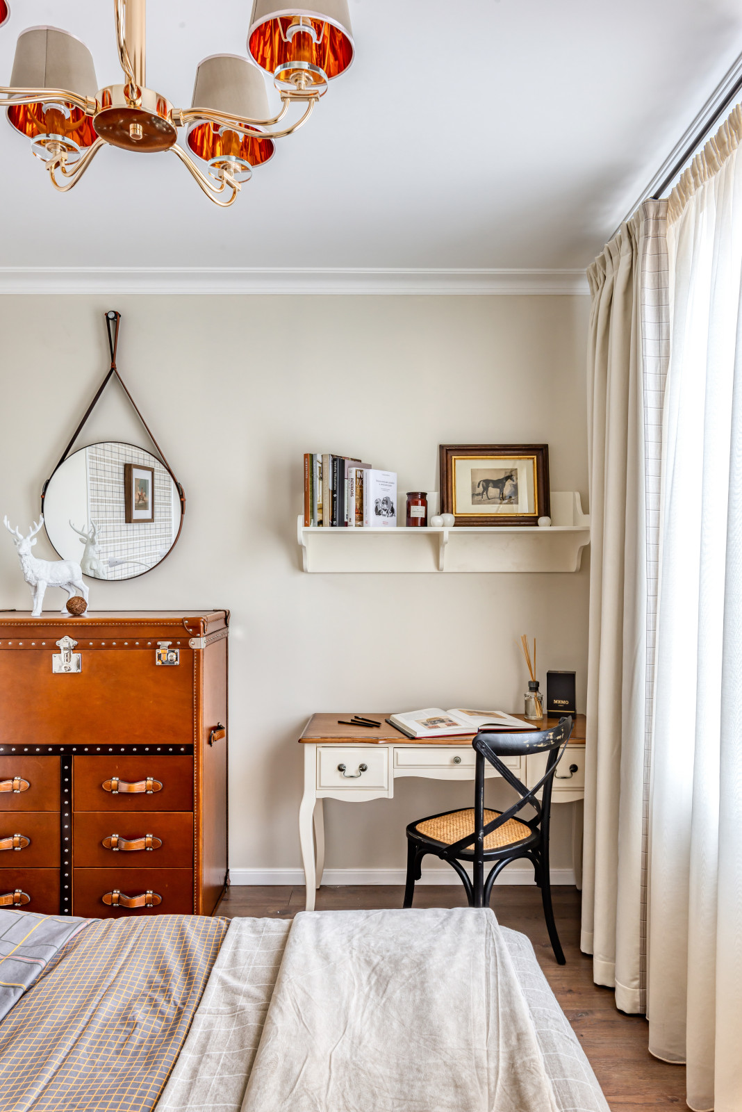 Спальня в тёплых тонах