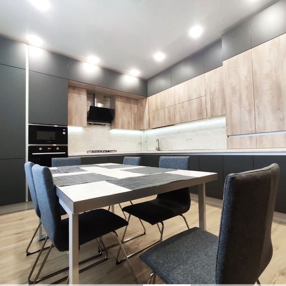 Большая широкая угловая кухня с матовыми и древесными фасадами