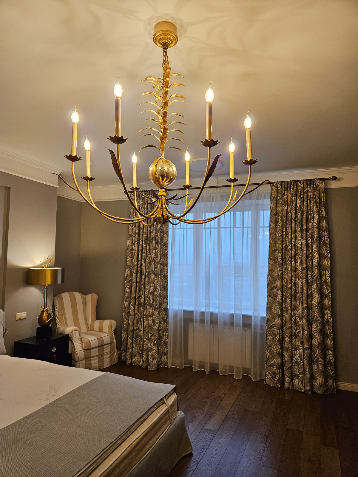 Москва. Декорирование спальни с намеком на колониальный стиль.