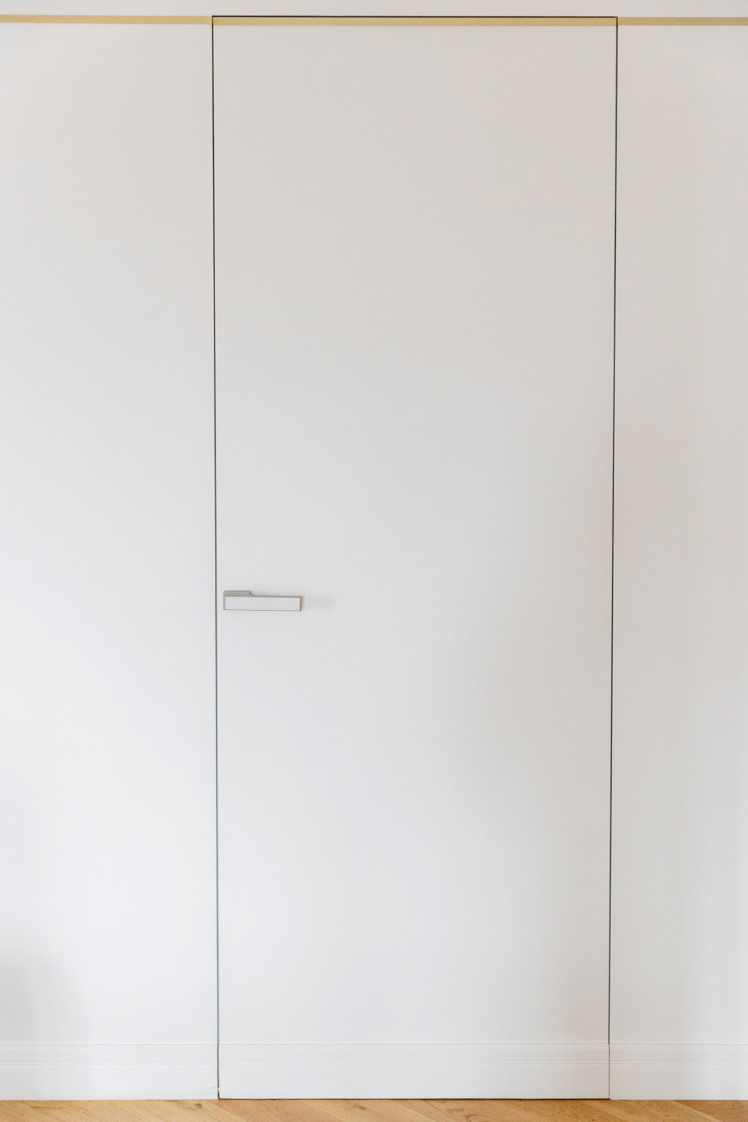 Латунные вставки и дверь скрытого монтажа