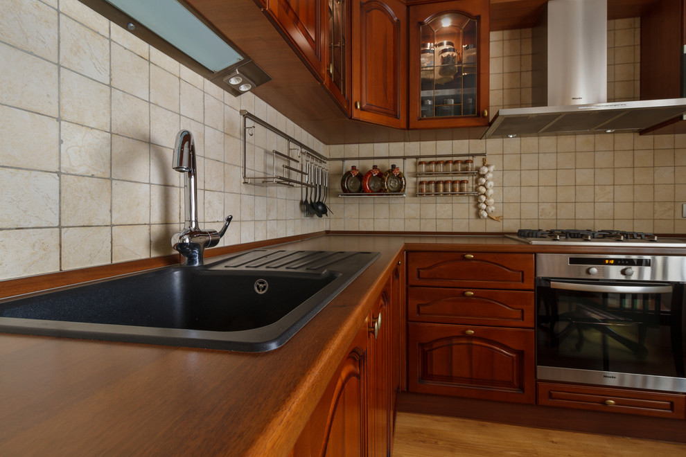 Трёхкомнатная квартира с кухней-гостиной в классическом стиле