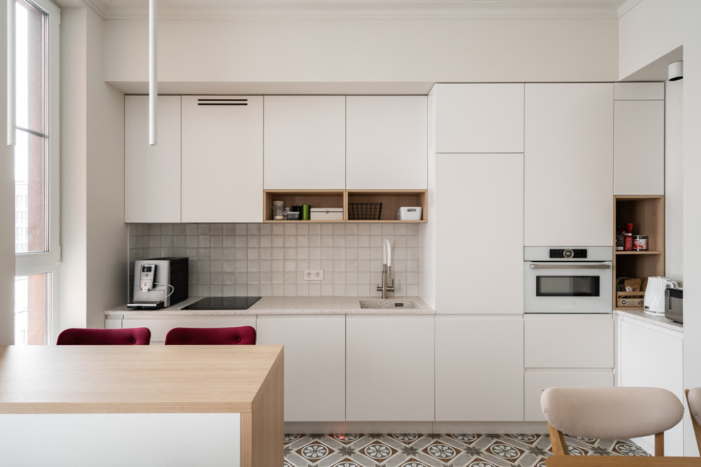 Московская квартира с двумя санузлами и белой кухней