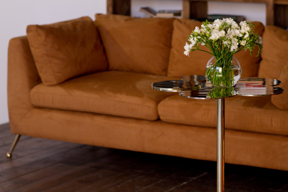 Композиция диван и латунный столик
