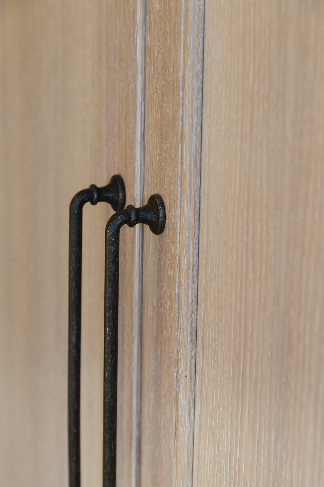 Встроенный шкаф в детскую из массива дуба