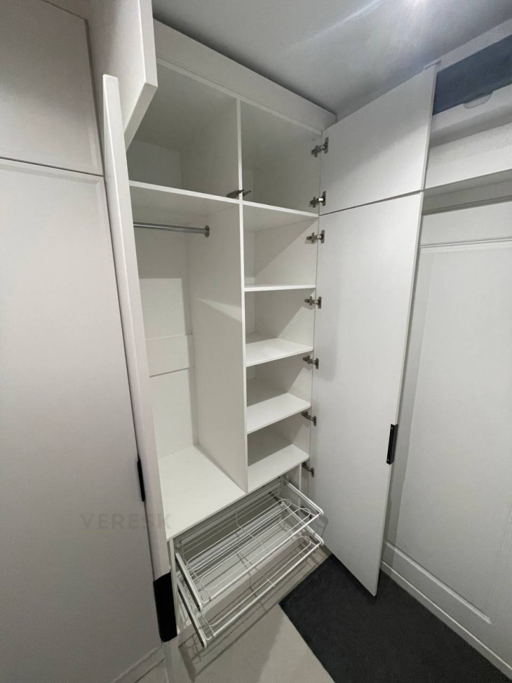 Встроенные распашные шкафы