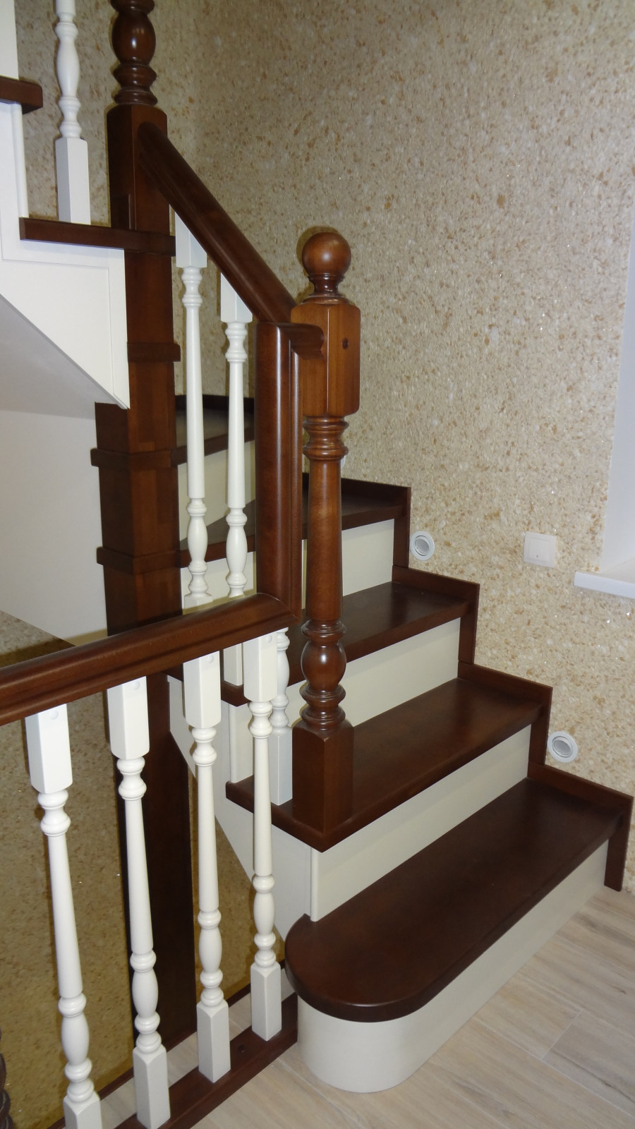 Лестница в загородном доме из дерева бук. Самара.