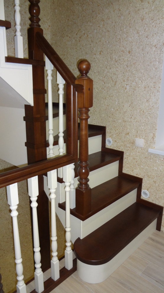 Лестница в загородном доме из дерева бук. Самара.