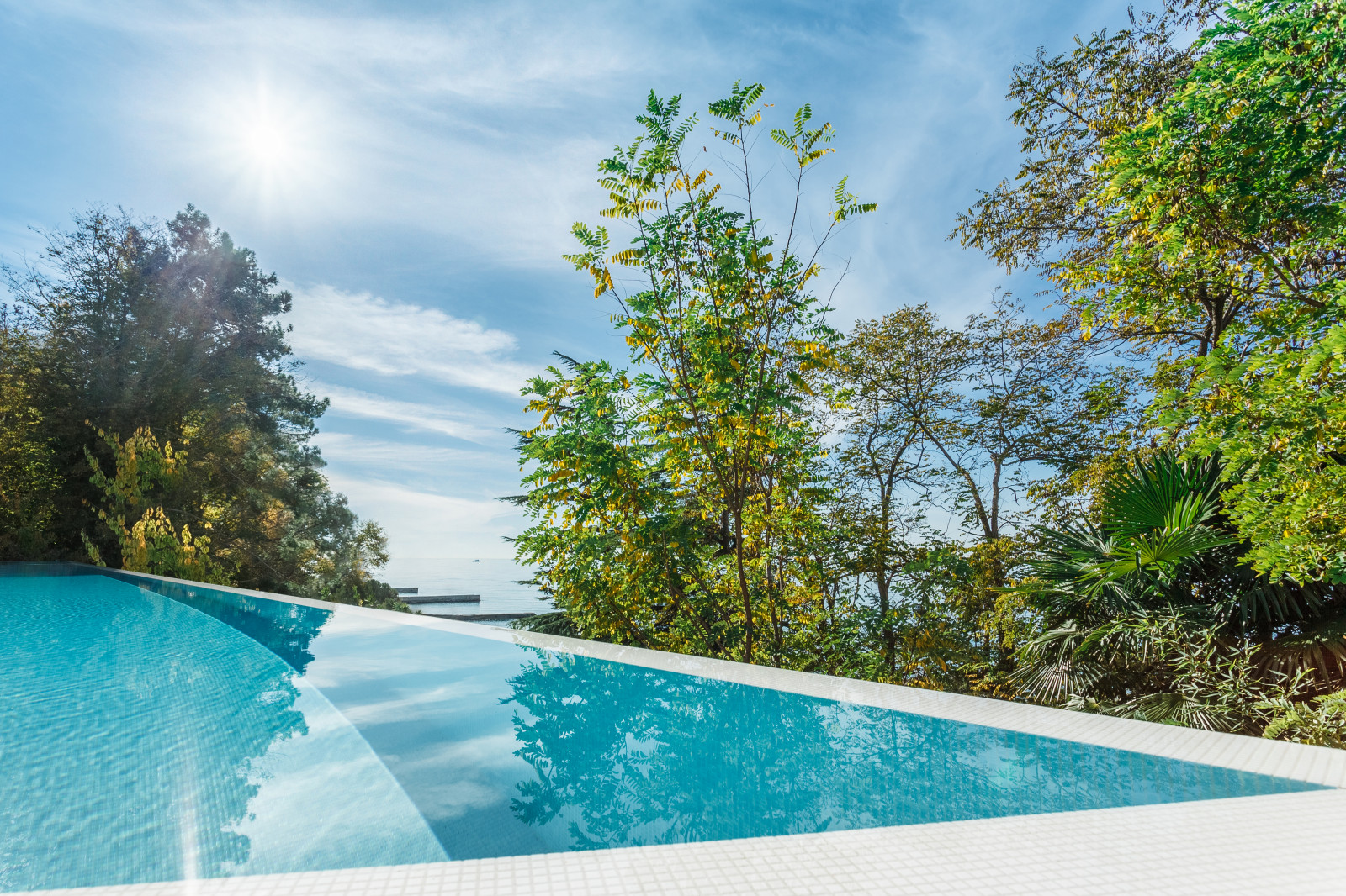 Открытый бассейн infinity в REEF RESIDENCE.