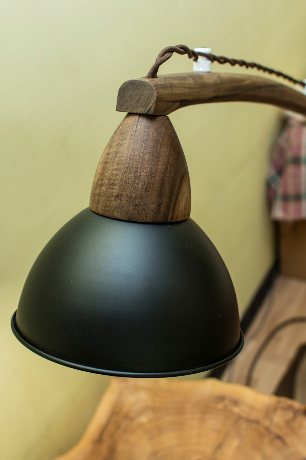 Напольная лампа из ореха.