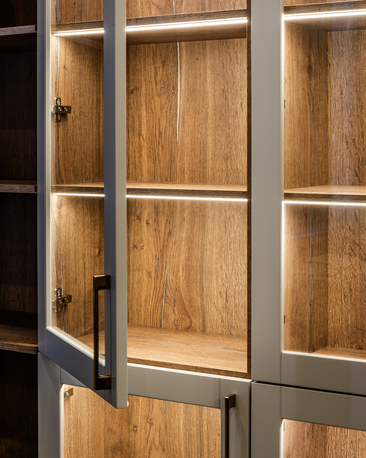 Стеллажи, открытые шкафы, полки с подветкой