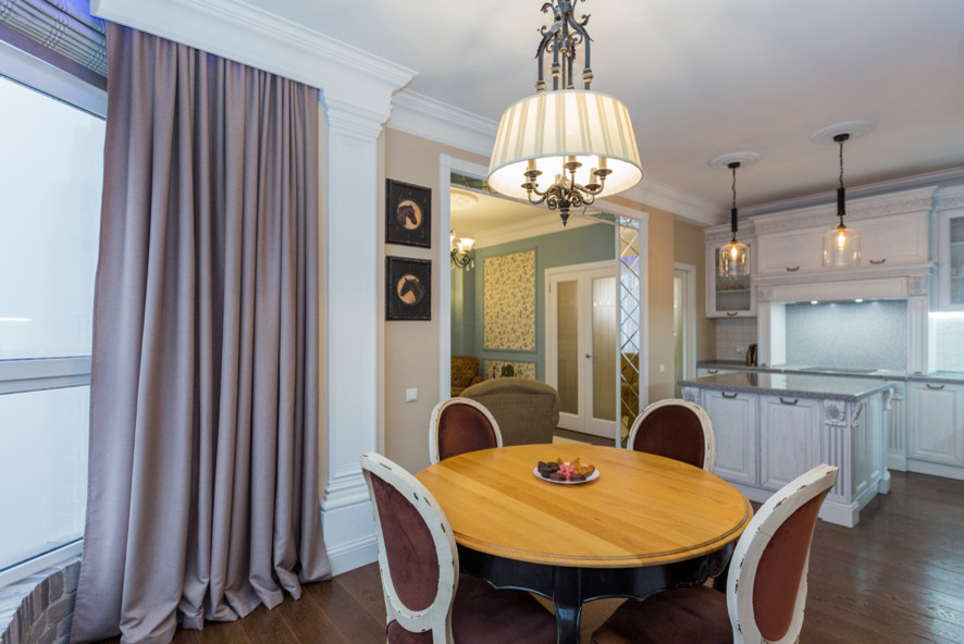 Кухня соединенная с гостиной зеркальным порталом. Реализованный проект