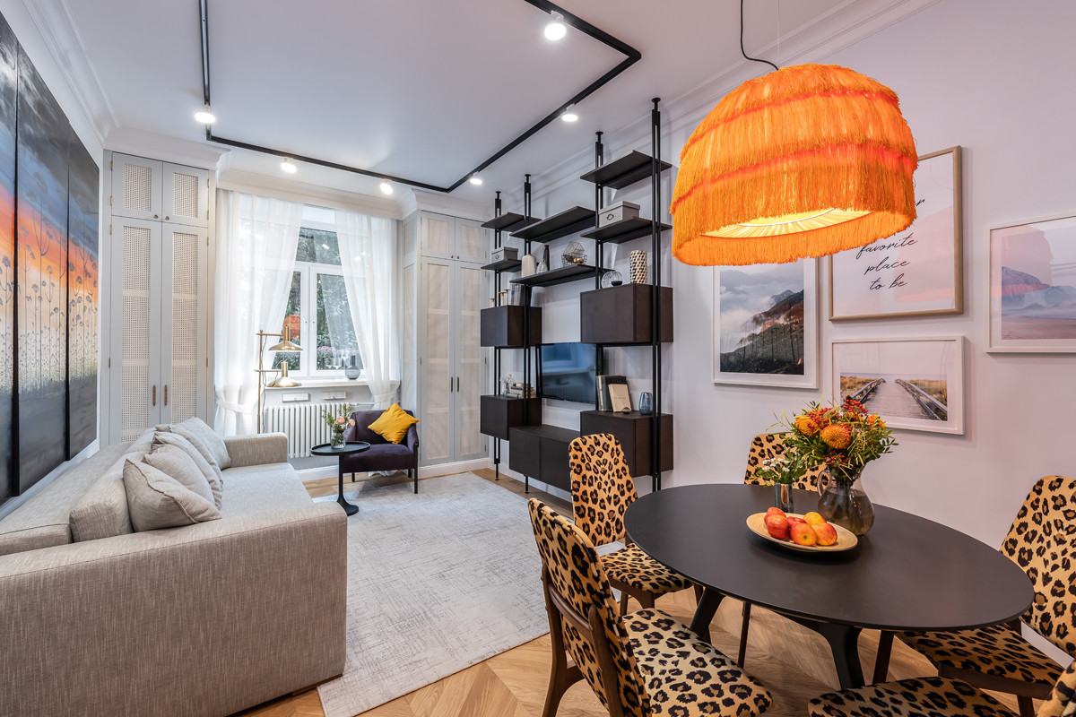 Гостиная с леопардом в зарослях борщевика