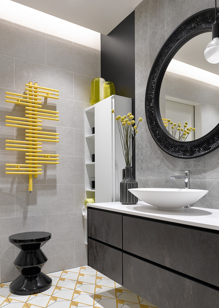 Houzz тур: Таунхаус с чёрной стеной в гостиной
