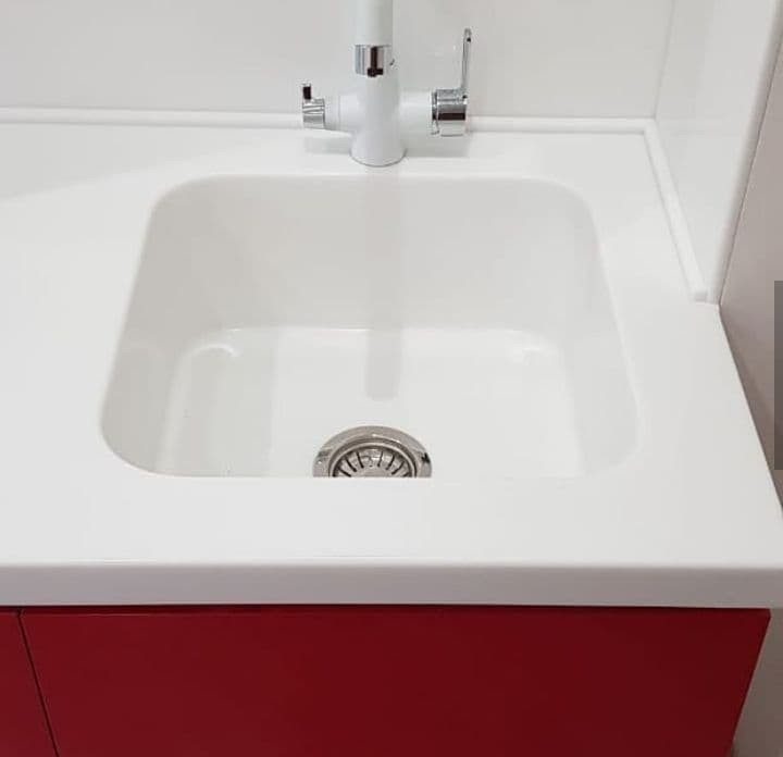 Обложка проекта: Стеновая панель из стекла + столешница из белого акрилового камня.