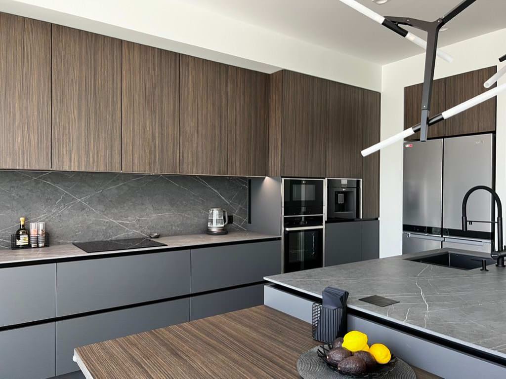 Серая кухня с винным шкафом в острове