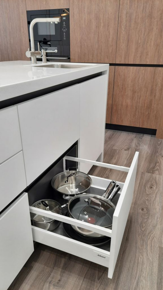 Интерьер кухни-гостиной с островом