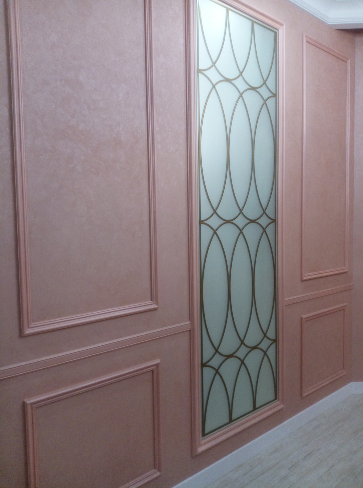 Кухня и гостиная с витринами