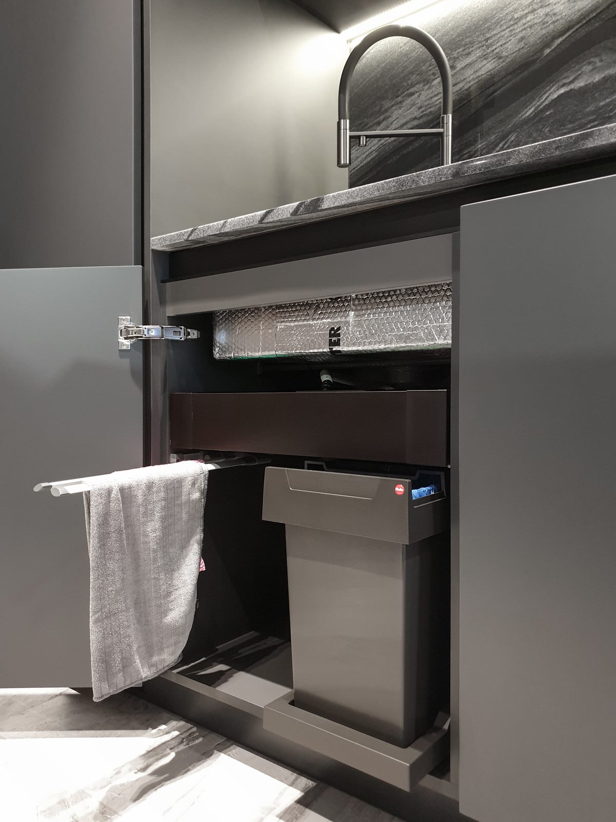 кухня серый камень