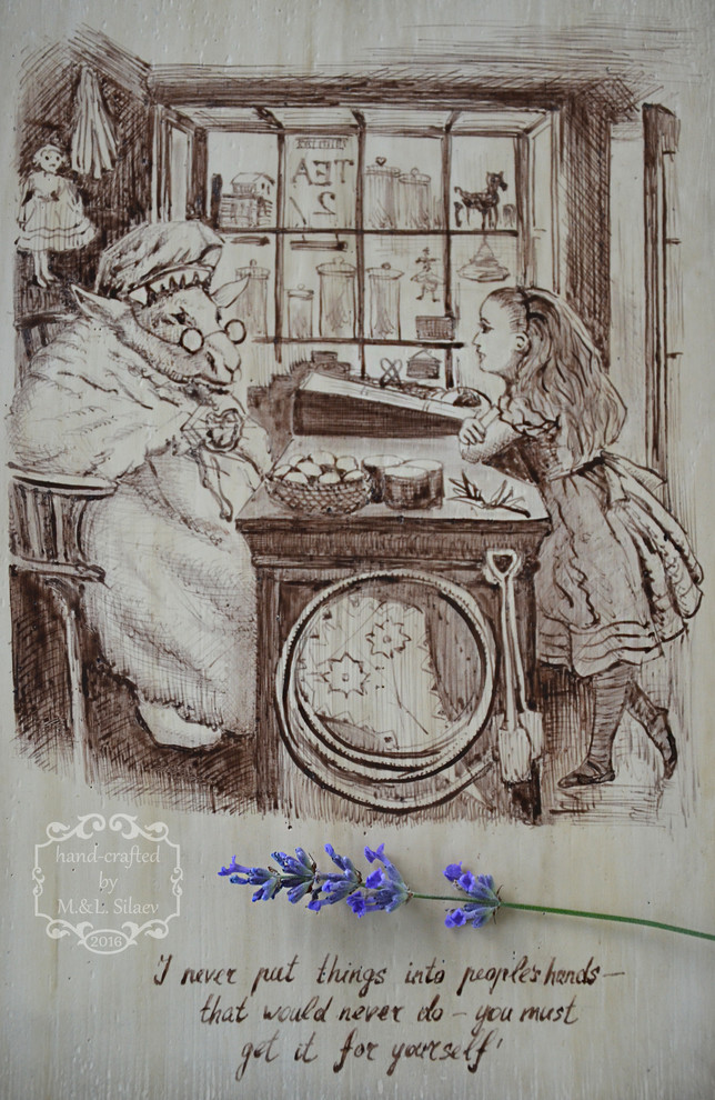 Графика на дубе "Алиса в зазеркалье" для украшения интерьера.