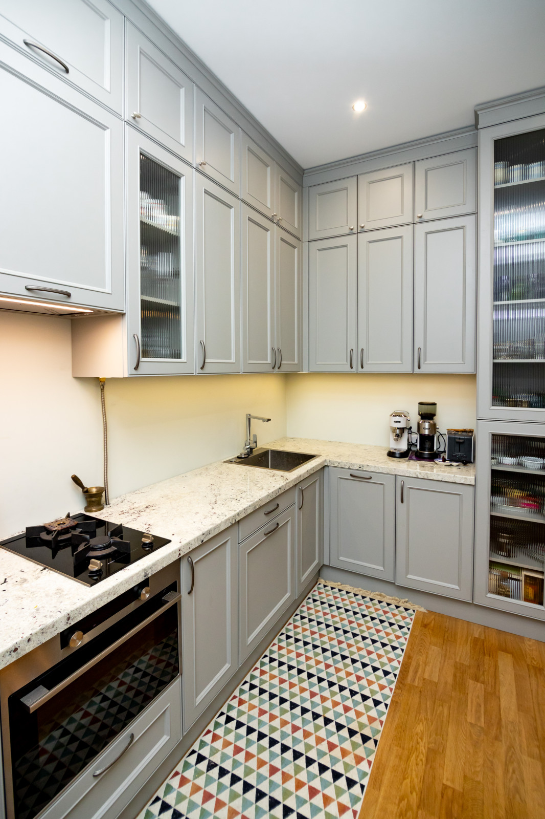 Светло-серая кухня в классическом стиле