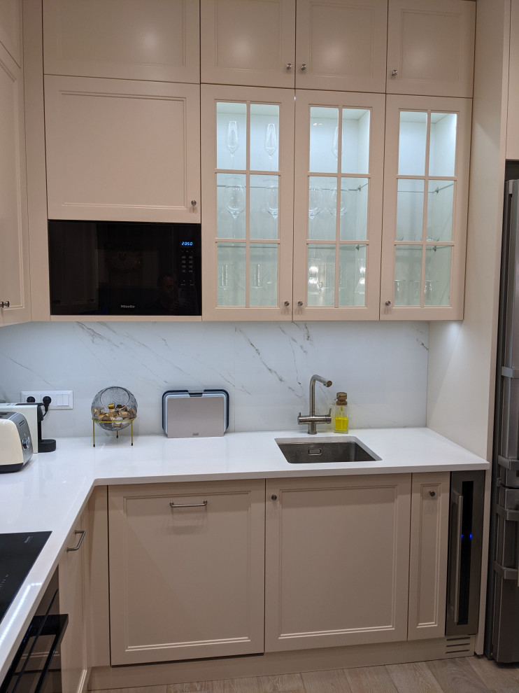 Маленькая белая кухня в неоклассическом стиле