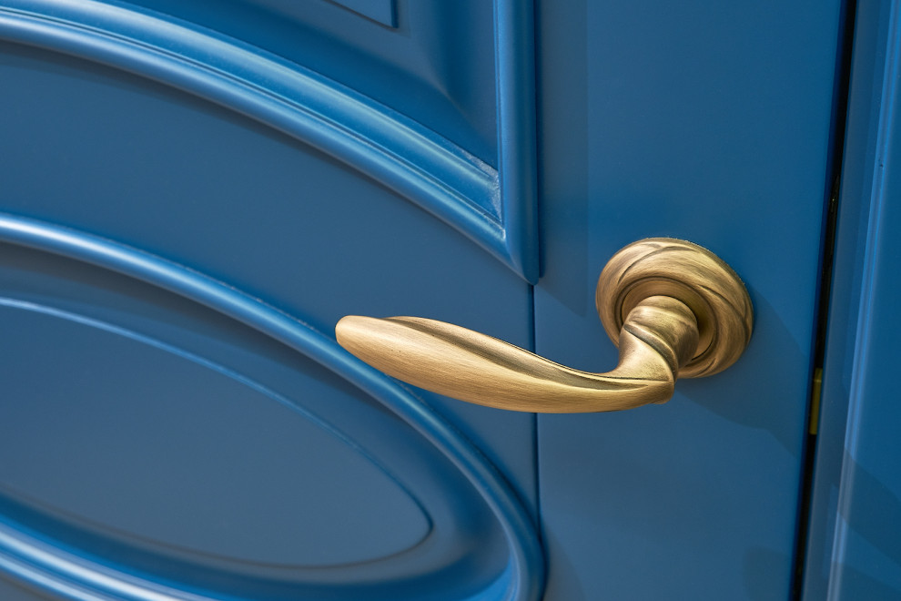 Классические двери ярко-синего цвета