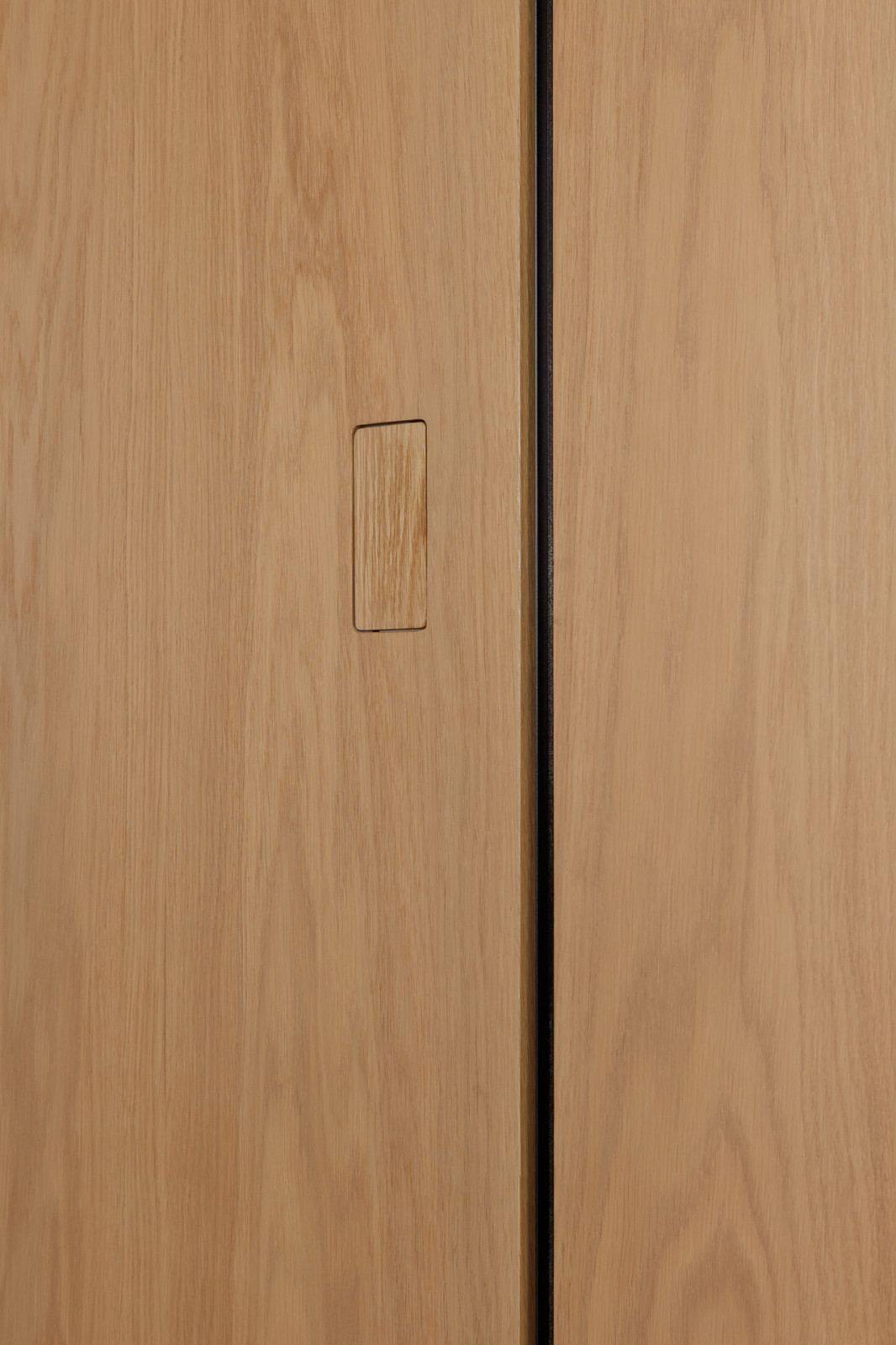 Скрытая ручка в гардеробной