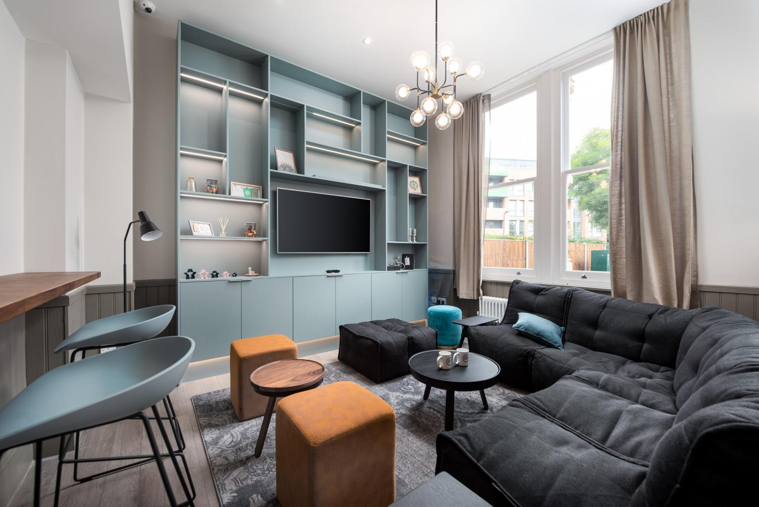 Гостиная с зоной домашнего кинотеатра