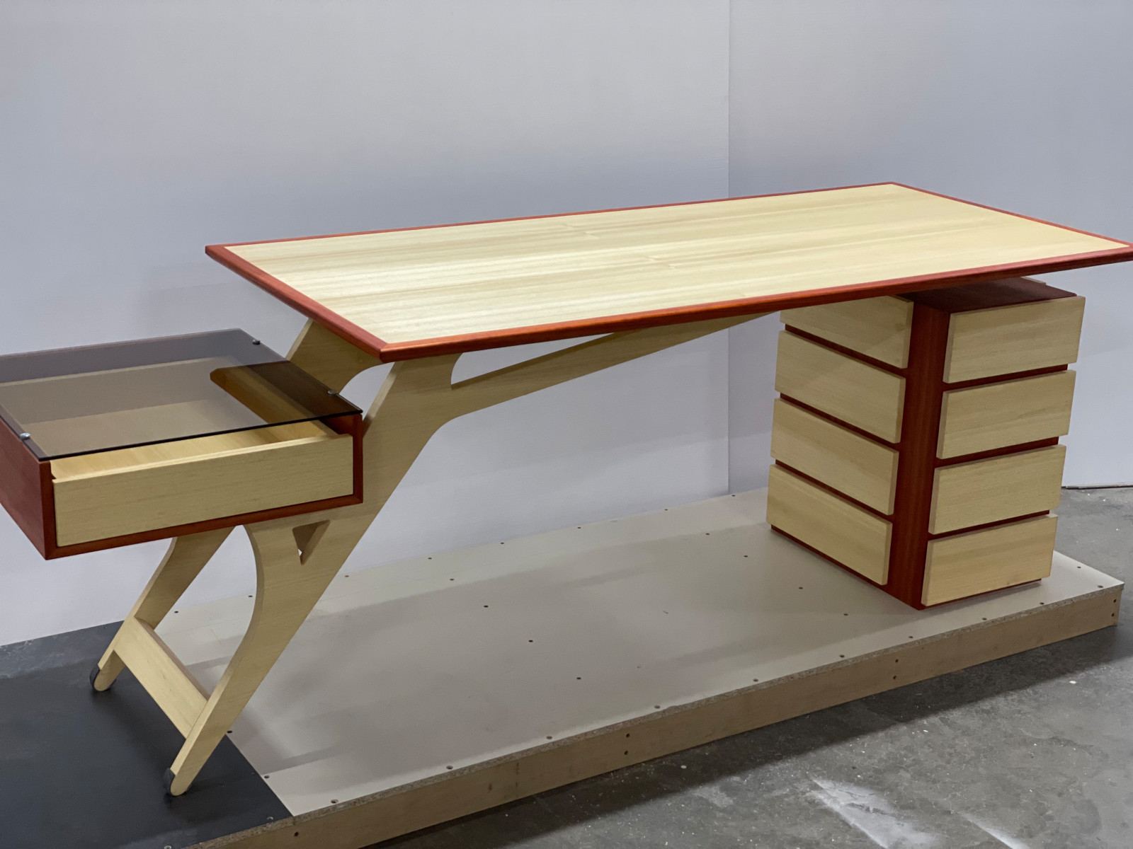 Письменный стол