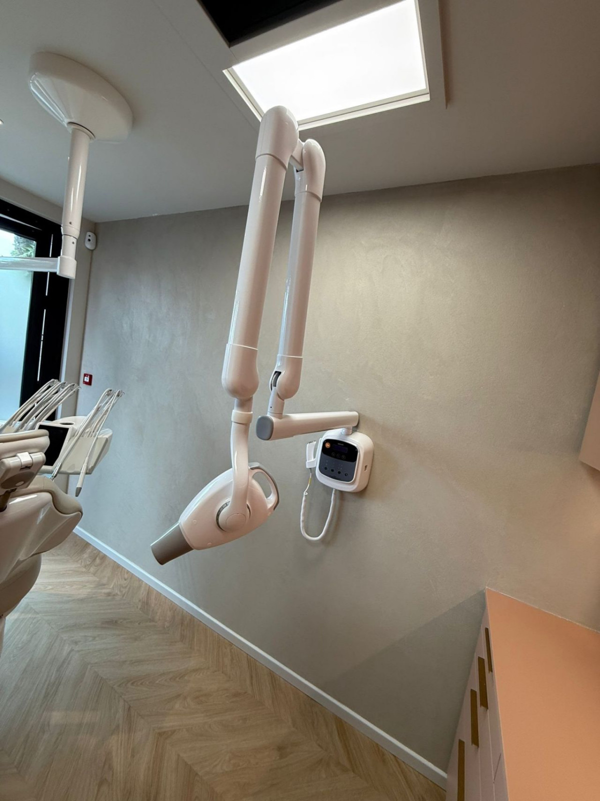 Современный интерьер стоматологической клиники с декоративной отделкой