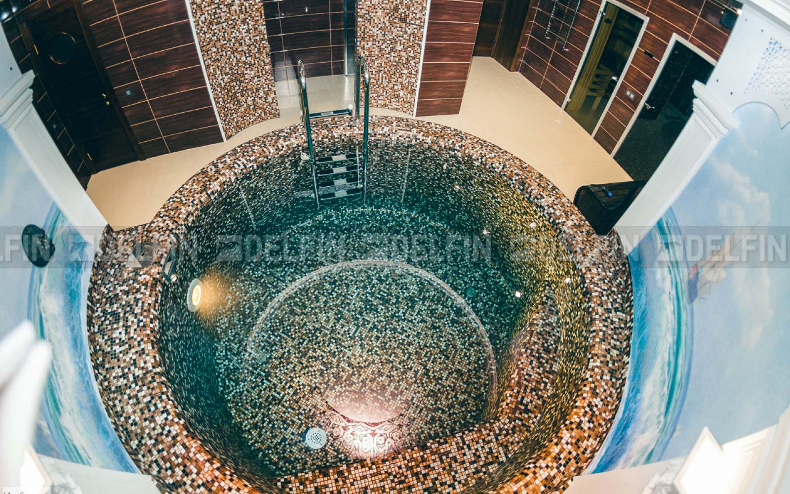 Обложка проекта: Круглый бассейн