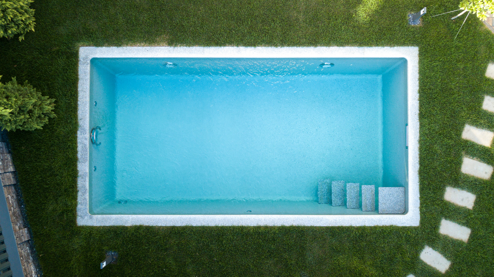 Обложка проекта: Комозитный бассейн с парящей архитектурой