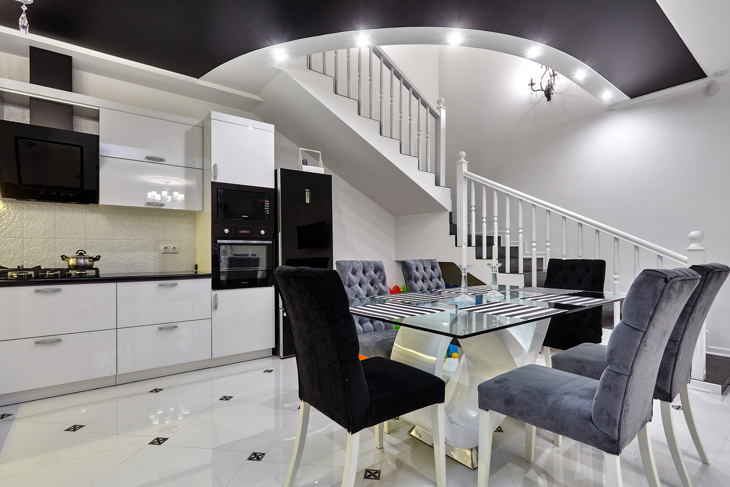 Дуплекс в трех уровнях и чёрно-белых тонах.