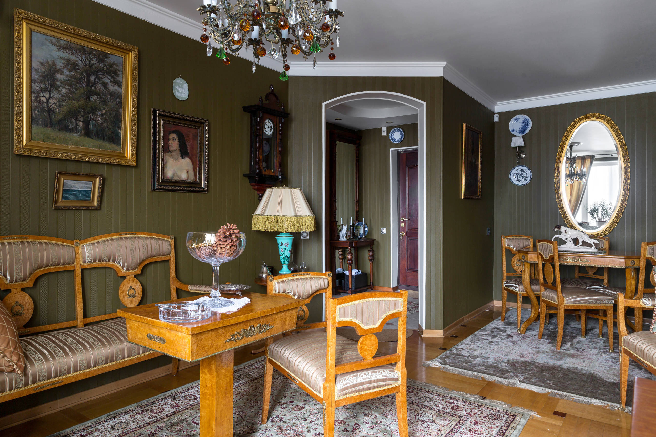 В гостях: Квартира юного ценителя антиквариата