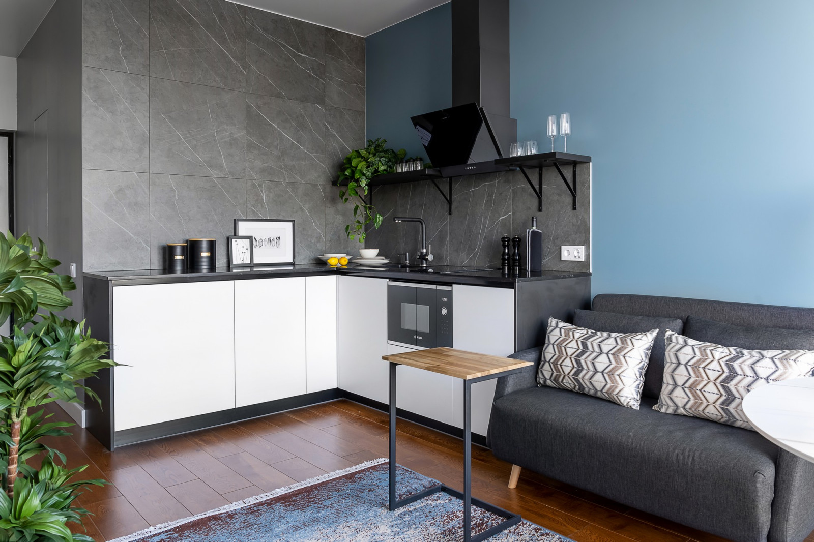 Яркий универсальный интерьер квартиры для сдачи в аренду