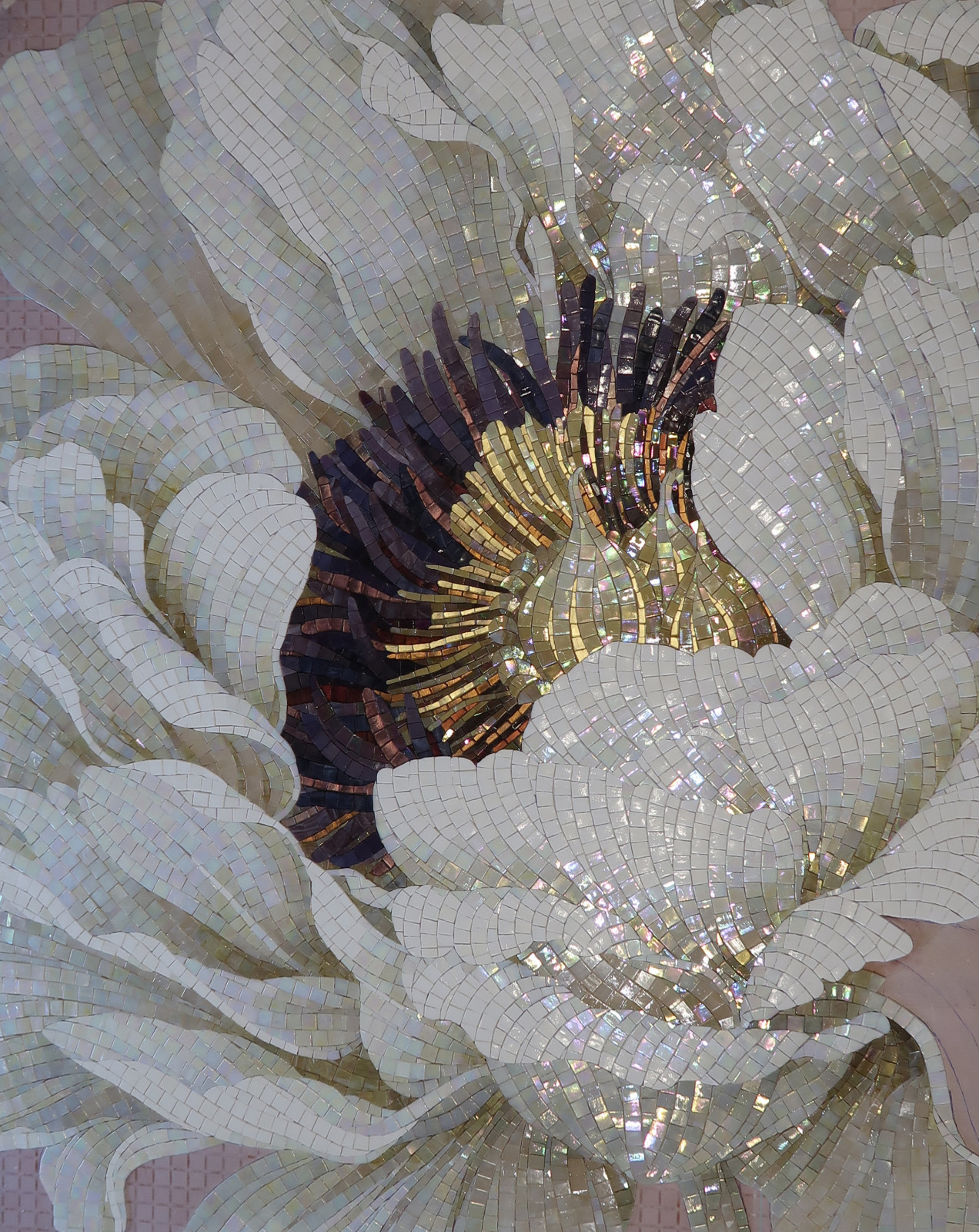 Художественное панно из мозаики "Белый махровый пион" Фон Античное золото