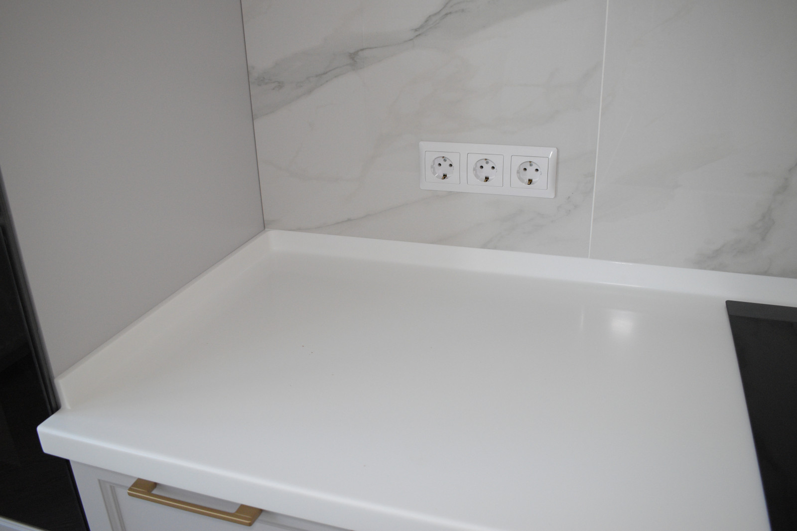 Андора МДФ под потолок с акриловой столешницей