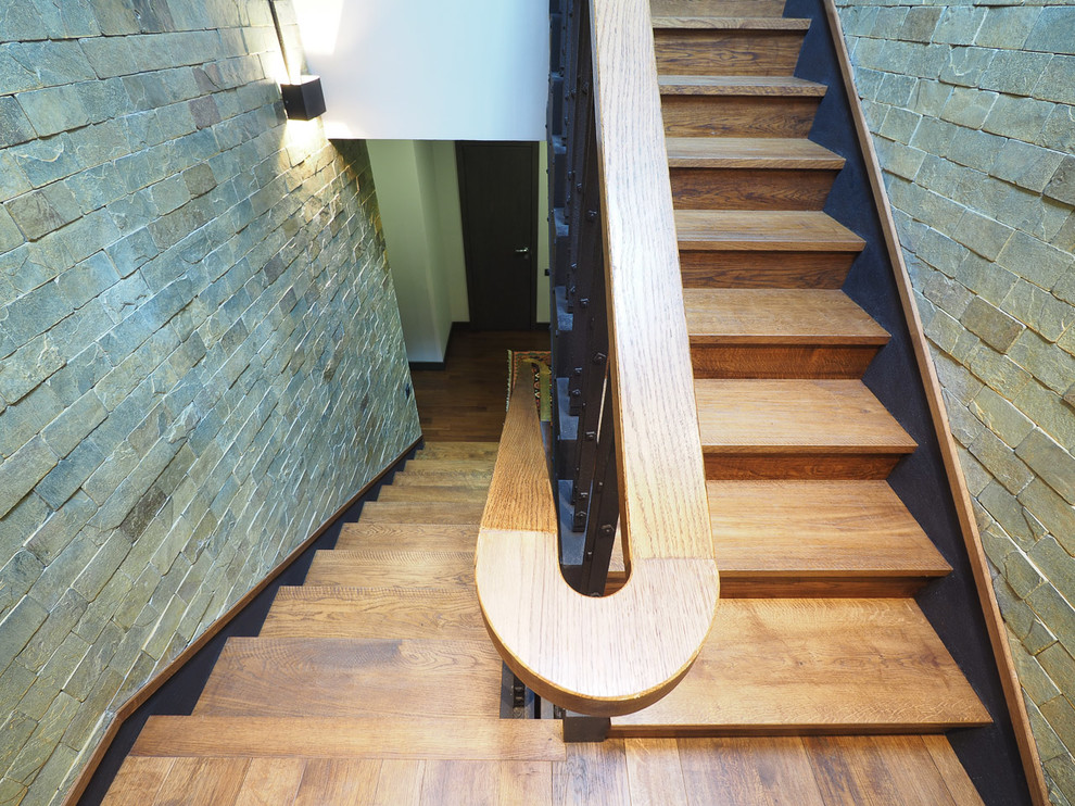 Лестница. Стены отделаны плиткой из натурального камня